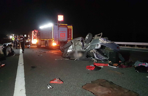 Otobanda otomobil bariyerlere çarpıp devridi! 3 kişi öldü iki kişi de yaralandı