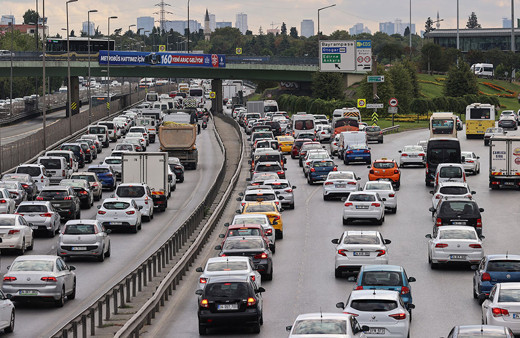 Tatil dönüşüne hazırlanan sürücülere 'sabah erken yola çıkmayın' uyarısı