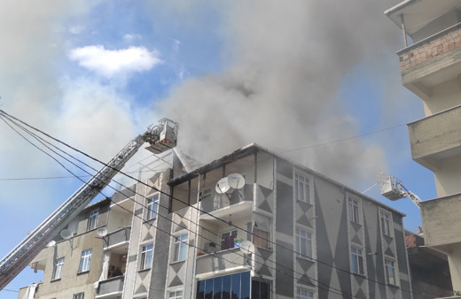 Avcılar'da 3 katlı binada yangın