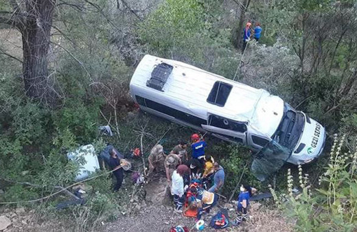 Tunceli'de tur minibüsü şarampole yuvarlandı: 18 kişi yaralandı