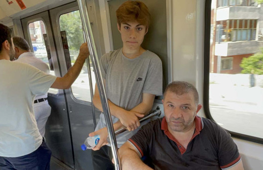Annesine tramvayda yer vermedi diye falçatayla saldırdı