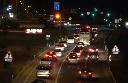 Tatilciler bayramın son gününde dönüşe geçti: Kilit kavşakta yoğunluk!