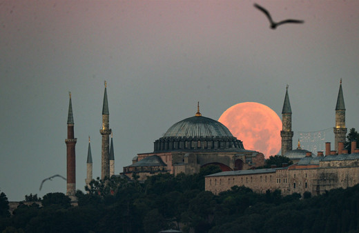 İstanbul'da dolunay Ayasofya ile bütünleşti görsel şölen sundu