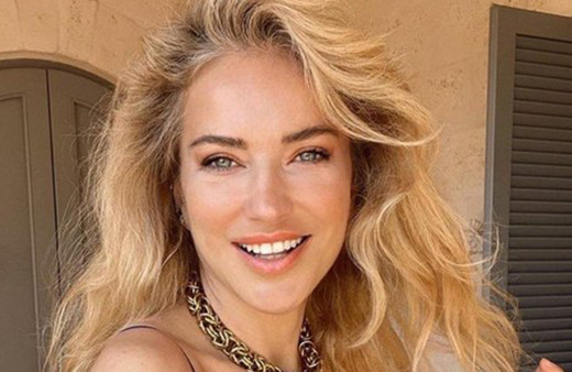 Kaskını takmayı unutmadı! Burcu Esmersoy İtalya'yı motorla geziyor...