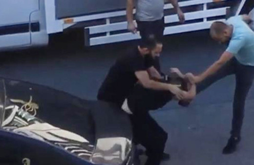 Taksici, ücret tartışması yaşadığı yolcuyu tekme tokat dövdü