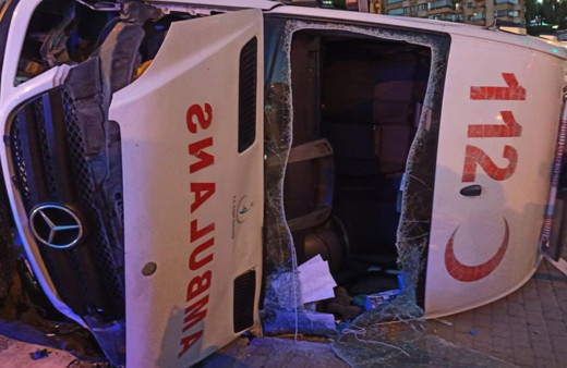 Ankara'da hasta taşıyan ambulans otomobille çarpıştı: Yaralılar var