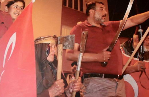 86 yaşındaki kadın 15 Temmuz gecesi yanına balta, satır alarak meydanlara indi