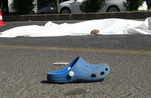 7 yaşındaki çocuk ölüme böyle koştu! Önce taksi sonra otobüs çarptı!