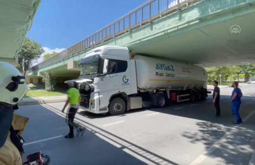 Akaryakıt yüklü tır Bakırköy'de köprüye sıkıştı!