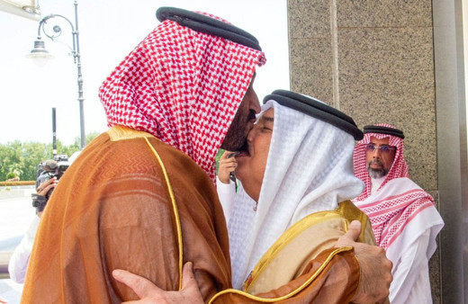 Prens Selman, Bahreyn Prensi İsa Al Halife'yi burnundan öptü