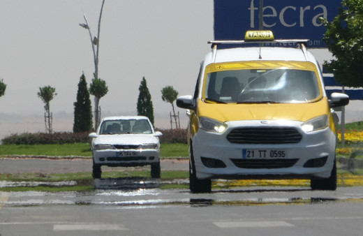 Diyarbakır kavruluyor! Asfalt böyle buharlaştı...