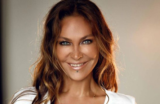 Hülya Avşar "Giyinmeye fırsat bulamadım" dedi bornozuyla sahneye çıktı! Görenler neye uğradığını şaşırdı