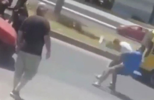 Trafikte yumrukla saldırdığı adam güreşçi çıktı! Tek hareketle bayılttı, hayati tehlikesi var o anlar kamerada