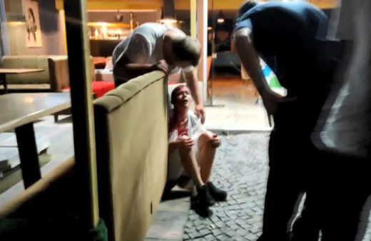 Kafede tartışma büyüdü! Nargile şişesiyle kızının kafasına vurdu