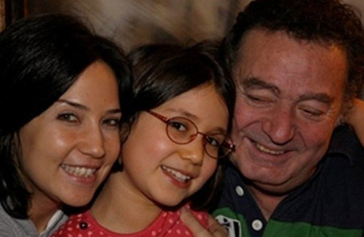 Gören abla-kardeş sanıyor! Kayahan ile İpek Açar'ın kızları Aslı Gönül güzelliği ile mest ediyor