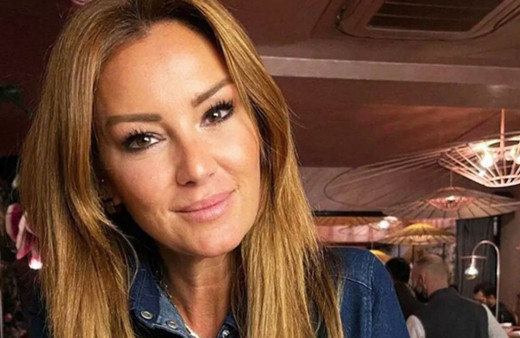 Oyuncu Pınar Altuğ teknede amuda kalktı, o pozlar sosyal medyayı salladı!