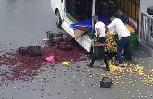 Seyyar satıcı polise kızıp meyvelerini yere saçtı: “İkinci kez arabamızı bağladılar”