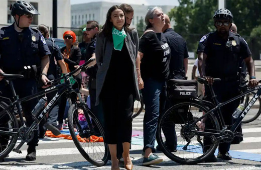 ABD'de 17 milletvekili gözaltına alındı! Yüksek Mahkeme önünde kürtaj kararını protesto ediyorlardı