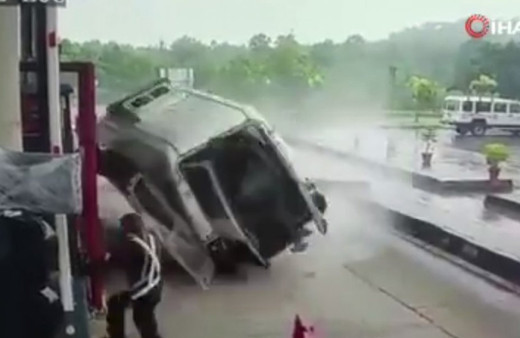 Korkunç kaza! Ambulansın gişelere çarptığı an kamerada 4 ölü var