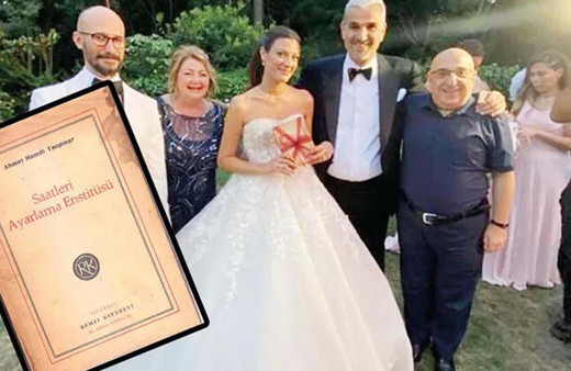 Düğünde geline takı olarak Saatleri Ayarlama Enstitüsü'nün ilk baskısını taktı