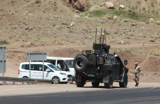 Hakkari'de 2 aşiret arazi için yaylada çatıştı 4 kişi öldü! Asker köye girişleri yasakladı