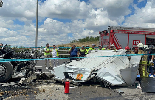 Başakşehir'de kaza! Ölen var görüntüler korkunç duran kamyona çarptı