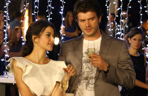 Setten ilk görüntüler geldi! Kıvanç Tatlıtuğ ve Beren Saat 12 yıl aradan sonra Şile'de buluştu