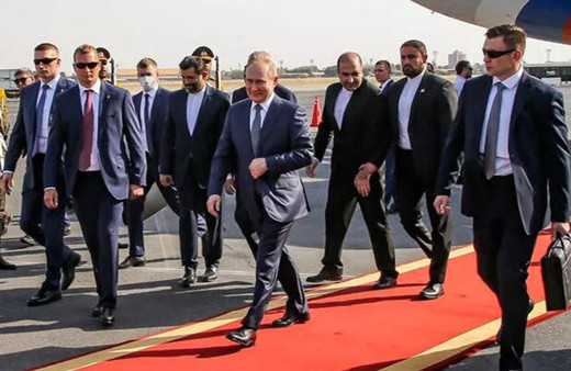 Putin'in görüntüleri dünya gündemine oturdu: Bir an olsun yanından ayırmadı...