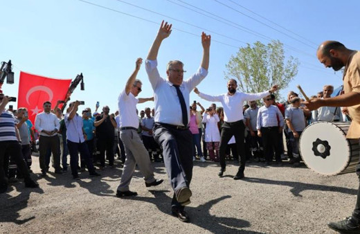 Yüzde 78 zam alan belediye işçileri Manisa'da başkanı davul zurnayla karşıladılar
