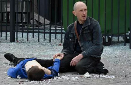 Bombardımanda ölen çocuğunun elini bırakmadı! Bir babanın en çaresiz anı