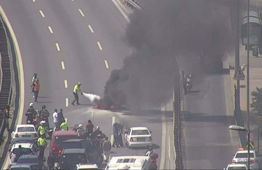 15 Temmuz Köprüsü girişinde motosiklet cayır cayır yandı trafik durdu