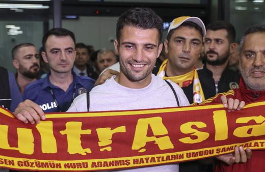 Leo Dubois Galatasaray için İstanbul'a geldi