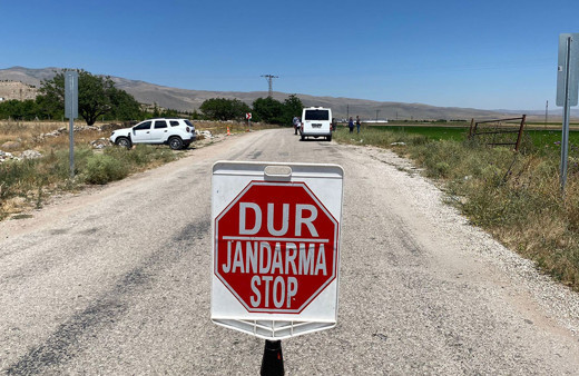 Karısını sosyal medyadan taciz eden adamı eve çağırıp sopayla döve döve öldürdü! Yol kenarına attı