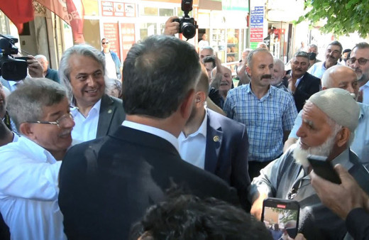 Ahmet Davutoğlu'nu şoke eden tepki! Vatandaş yine yüzüne söyledi: Seni Başbakan yaptı...