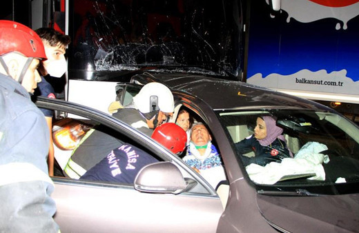 Manisa'da otobüsün karıştığı zincirleme kaza! Faciaya ramak kaldı feci görüntüler