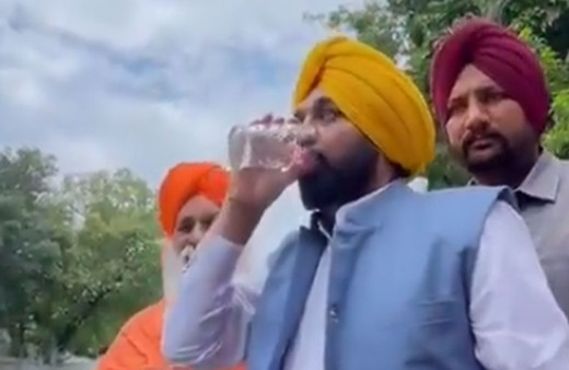 Temiz olduğunu kanıtlamak için nehirden su içen başbakan hastanelik oldu