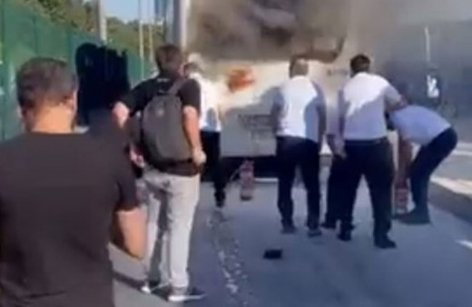 Kadıköy'de bir metrobüsün motor kısmında yangın çıktı