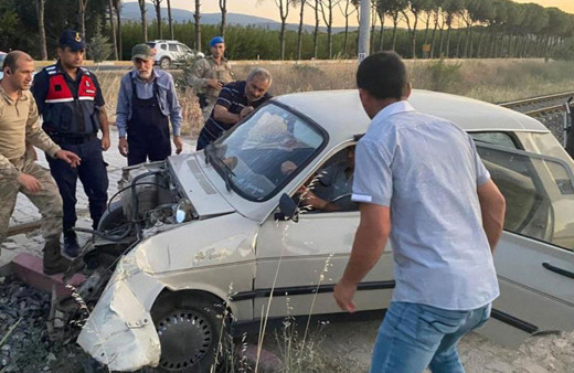 Bunu adı mucize: Manisa'da trenin çarptığı araçtan sağ  kurtuldular