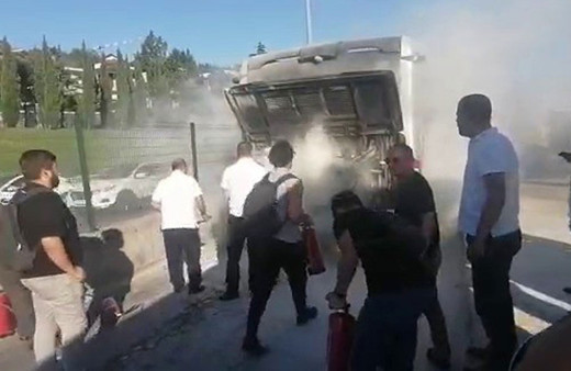 Kadıköy'de metrobüste korku dolu anlar: Yolcular panikle dışarı atladı