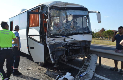 İşçi servisi kırmızı ışıkta bekleyen kamyona çarptı: Çok sayıda yaralı var