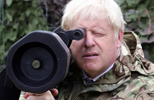 Ukraynalı askerleri ziyaret eden Boris Johnson el bombası attı