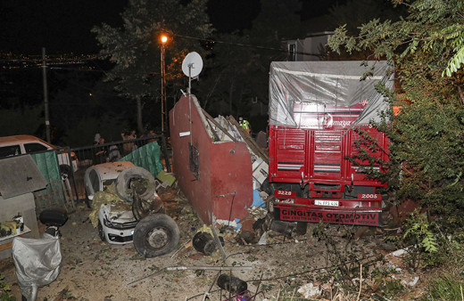 İstanbul'da faciadan dönüldü! Sarıyer’de kamyon gecekondunun üzerine düştü, 4 kişi yaralandı