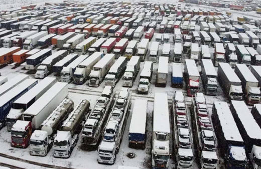 Avrupa yanarken gelen fotoğraflara bakın binlerce araç kar fırtınası esaretinde