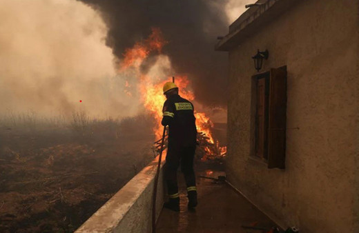 Yunanistan'da Midilli Adası'ndaki orman yangını evlere sıçradı
