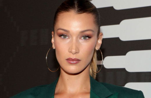Filistin'li ünlü model Bella Hadid aynanın karşısına geçti çıplak poz verdi! Cesaretiyle hayran bıraktı