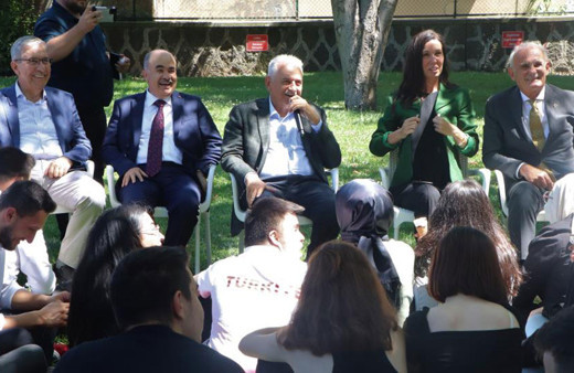 Binali Yıldırım gençlerin isteğini geri çevirmedi! "Çarşamba'yı Sel Aldı" türküsünü söyledi