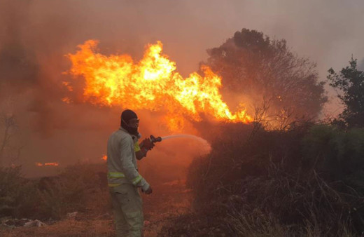 Manisa'daki yangında 20 ev boşaltıldı, 40 kişi tahliye edildi