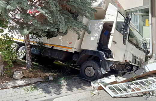 Facianın eşiğinden dönüldü: Freni arızalanan nakliye kamyonu dehşet saçtı