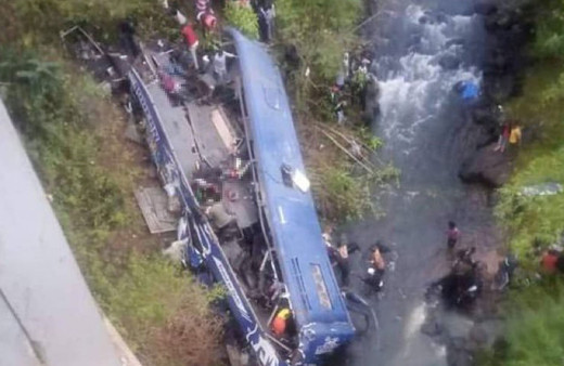 Kenya'da feci kaza: Yolcu otobüsü 40 metre yükseklikten nehre düştü