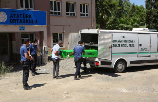Okula gelen hizmetli kötü kokuları farketti... Korkunç olay! Çürümüş halde bulundu